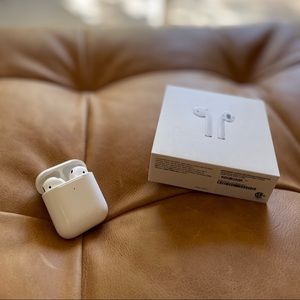 AirPods with Wireless Charging Case